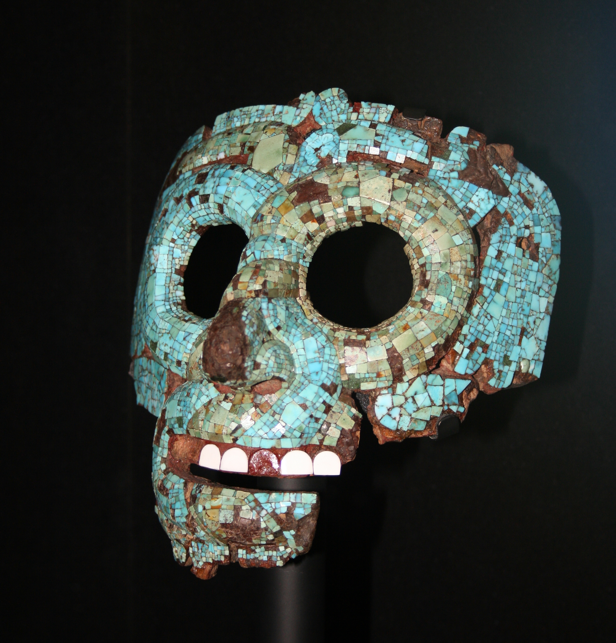 Маска Кетцалькоатля, одного из главных богов ацтекского пантеона. 